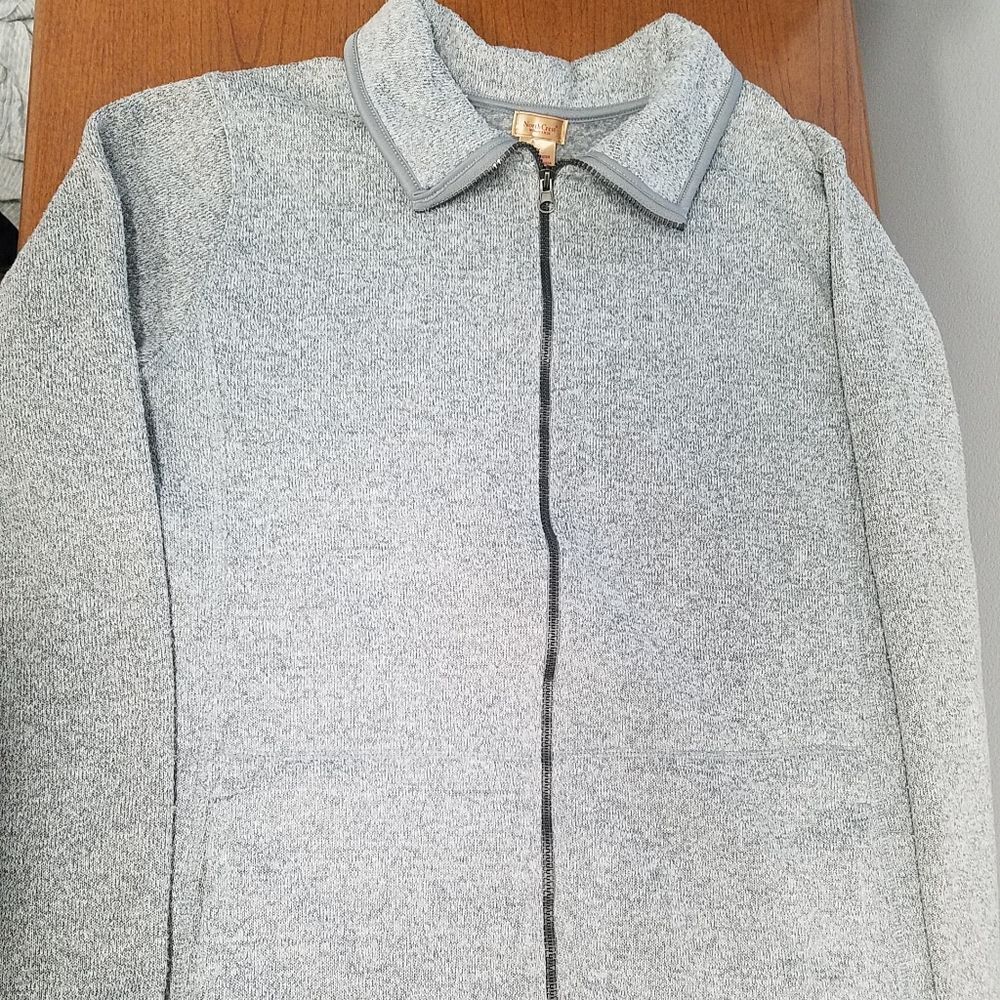 North Crest full zip fleece jacket. Grey full zip jacket with 2 front pockets.
